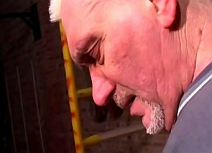 Kleindochter slikt opa zijn kleffe zaad