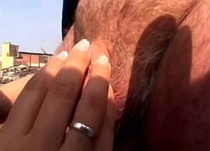 Kleindochter trekt haar opa af met haar handjes
