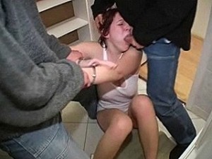 Meisje gedwongen 2 pikken leeg te zuigen