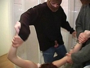 2 Gemaskerde inbrekers verkrachten babysitter