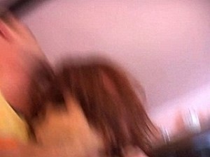 Meisje word op de tampeloerus geduwd door 2 rapers