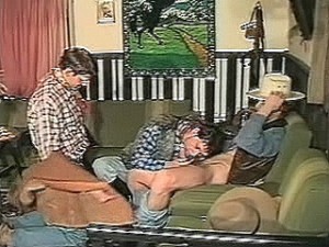Homo slaaf moet knuppel van zijn meesters klaar pijpen