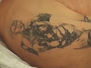 Bejaarde snol laat haar vochtige kut vol spuiten