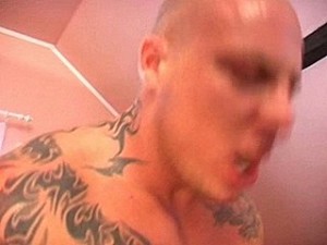 Getatoeëerde brute overvaller beukt zijn pik in vrouw haar keel