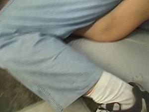 Onder zware dwang raped gemene verkrachter jonge vrouw